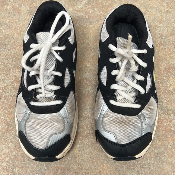 Boys Nike shoes - Picture 3 of 7